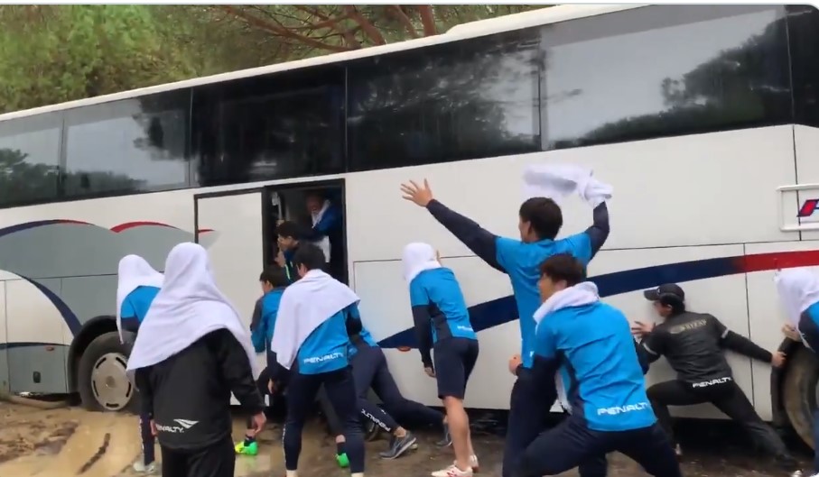 スペイン合宿中の湘南 バスがぬかるみにハマり全員で脱出を試みた結果 サカノワ