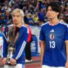 キリンカップのトロフィーを持つ日本代表の伊東純也（左）と中村敬斗。写真：早草紀子/(C)Noriko HAYAKUSA