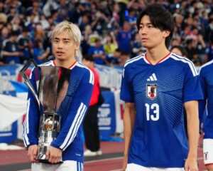 キリンカップのトロフィーを持つ日本代表の伊東純也(左)と中村敬斗。写真:早草紀子/(C)Noriko HAYAKUSA