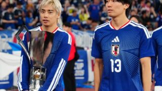 キリンカップのトロフィーを持つ日本代表の伊東純也（左）と中村敬斗。写真：早草紀子/(C)Noriko HAYAKUSA
